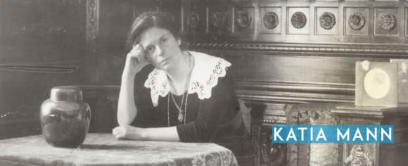 Katia Mann. Als junge Frau an einem Tisch sitzend, Kopf auf die rechte Hand gestützt, Brustbild.