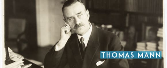 Thomas Mann, Brustbild, frontal, leicht nach rechts gewendet, Kopf auf seine rechte Hand gestützt.