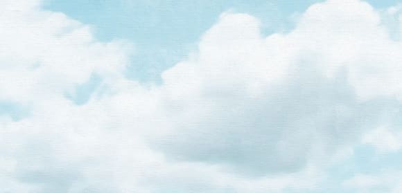 Weiße Wolken vor blauem Himmel