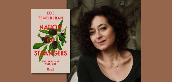 Brauner Hintergrund, darauf links das Cover von Nation of Strangers, rechts ein Foto der Autorin Ece Temelkuran.