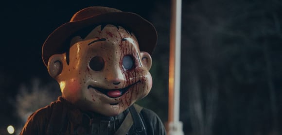 Die Konferenz: Humorvoller erster Trailer zur Slaher-Hommage: Screenshot eines Maskottchens mit Plastikkopf, auf dem sich Blutspritzer befinden