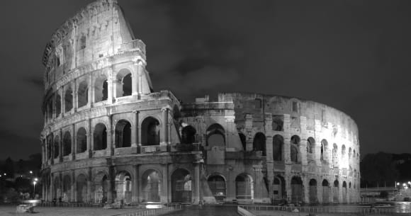 Colloseum Rome, schwarz-weiß bei Nacht