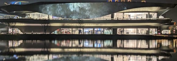 WorldCon-Gebäude in Chengdu (Bildbeschreibung am Ende des Artikels)