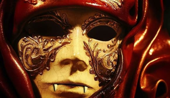 Venezianische Maske mit Vampirzähnen, Cover von