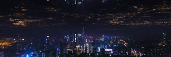 Futuristische Stadt in Neonlichtern bei Nacht, die sich im Himmel irgendwie spielgelt.
