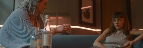 Der allgegenwärtige Alkohol in der Phantastik. Szene aus dem Trailer zur Serie