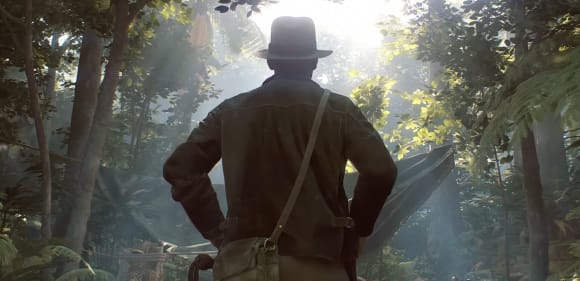 Indiana Jones and the Great Circle, Indy steht in seinem üblichen Outfit mit Hut und Peitsche von hinten zu sehend vor einer Dschungel-Lichtung