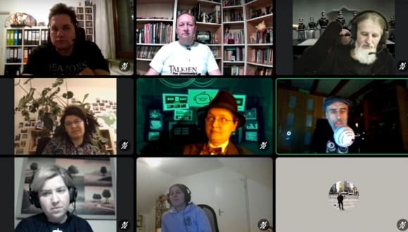 Kachelfenster mit allen Teilnehmer*innen der Online-Diskussion bei Talkien