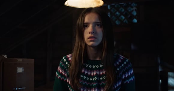 Szene aus dem in der Überschrift erwähnten Kurzfilm: Teenagerin steht unter einer gelben Lampe und blickt ängstlich drein