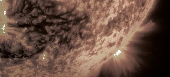 Schwarzweiß-Aufnahme der unteren Halbkugel eines Planeten