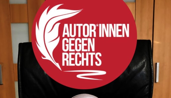 Plakat zur Lesung »Autor*innen gegen Rechts«. was oben in weißer Schrift in rotem Kreis steht. Darunter ein schwarzer Bürostuhl aus Leder und ein silbrig-graues Mikrofon.
