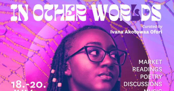 Aussschnitt aus dem Flyer zum African Book Festival: Ein Foto von Ivana Akotowaa Ofori vor einer Art Planet im Hintergrund. Alles in Pink gehalten. Oben steht in weißen Buchstaben In Other Worlds