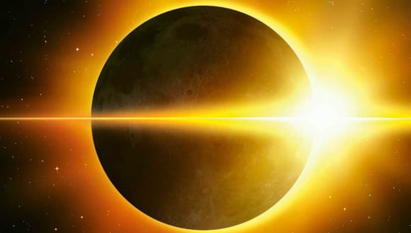 Der Mond, wie er sich vor die Sonne schiebt. Ist als dunkler Kreis vor der strahlenden Korona de Sonne zu sehen.