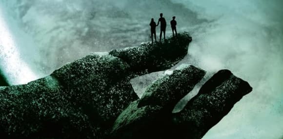 Eine riesige Felshand mit der Handfläche nach oben. auf dem linken Daumen stehen drei Kinder, im Hintergrund ein anderer Planet. Alles in Grünschattierungen gehalten.