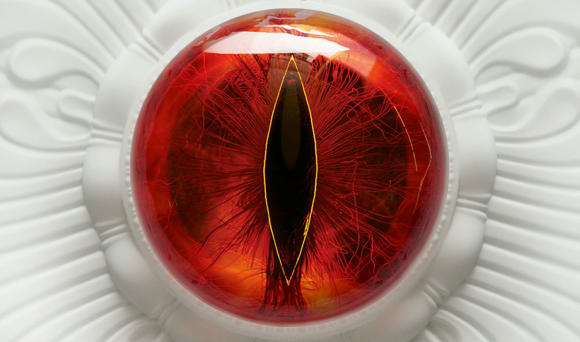 Ein rotes Drachenauge vom Cover des Roman