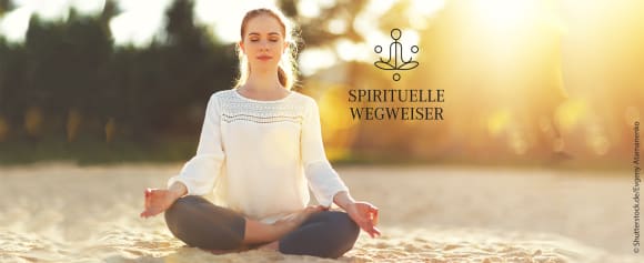 Frau mit Gesicht nach vorne sitzt im Yogaschneidesitz zum meditieren am Strand