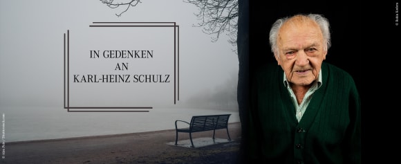 Eine leere Parkbank steht im Nebel am See. Auf der rechten Seite ist ein Baum zu sehen, der in das Autorenfoto übergeht. Im Nebel steht der Schriftzug In Gedenken an Karl-Heinz Schulz