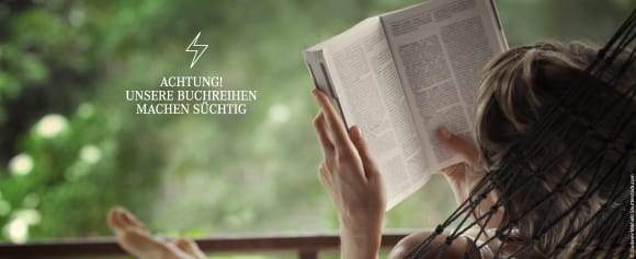 Frau von hinten ließt ein Buch in Hängematte