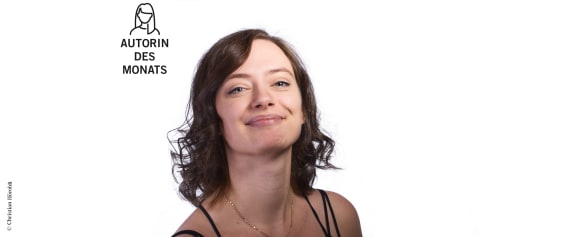 Porträt der Autorin Anne Lück vor weißem Hintergrund