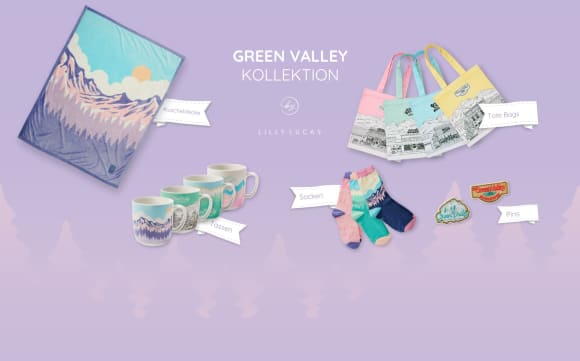 Produktübersicht der Green Valley Kollektion von Lilly Lucas mit Kuscheldecke, Tassen, Socken, Tote Bags und Pins mit Bergmotiven auf einem lila Hintergrund.