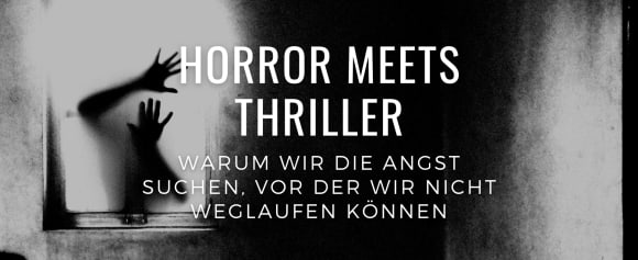 Körnige Schwarz-Weiß-Grafik mit hohem Kontrast. Im linken Bildbereich drücken die dunklen Silhouetten zweier Hände mit gespreizten Fingern gegen eine helle, durchscheinende Oberfläche, ähnlich einer Milchglasscheibe. Über der gesamten Szene liegt ein weißer Text in einer serifenlosen Schrift. In großen Großbuchstaben steht oben: «HORROR MEETS THRILLER». Darunter, in kleinerer Schrift: «WARUM WIR DIE ANGST SUCHEN, VOR DER WIR NICHT WEGLAUFEN KÖNNEN». Die Bildkomposition hat eine düstere und bedrohliche Atmos