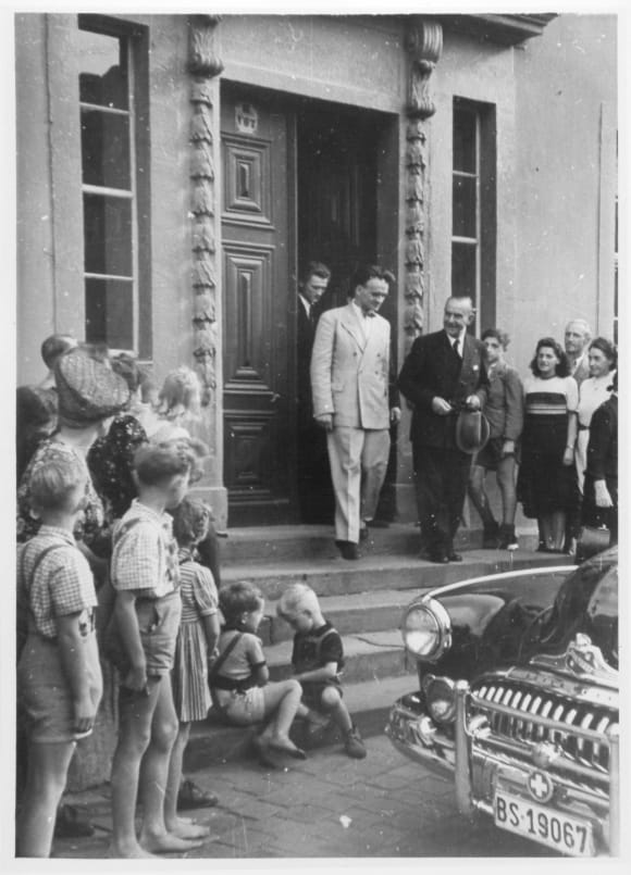 Thomas Mann beim Verlassen des Goethe-Hauses in Weimar, 1949