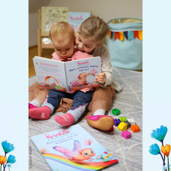 Zwei Mädchen lesen die Bilderbücher von Rosalein Schmetterschwein