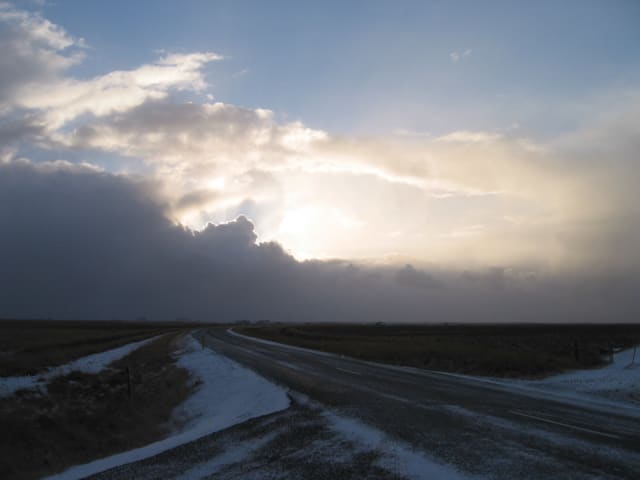 Der Himmel über Island: Die Sonne hinter dunklen Wolken