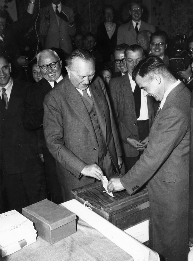 Adenauer an der Wahlurne
