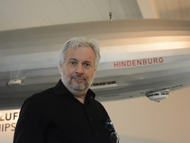 Der Autor Christian Herzog vor einem Modell der Hindenburg im Zeppelin Museum Friedrichshafen