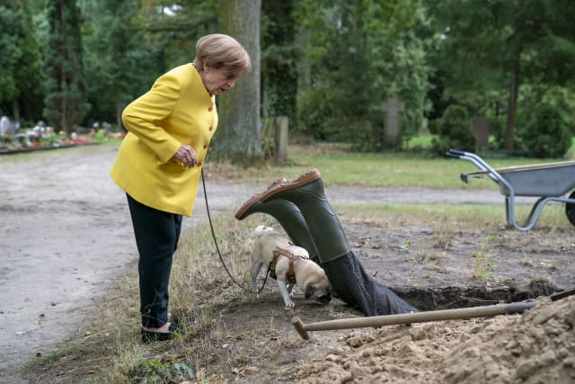 Miss Merkel auf dem Friedhof