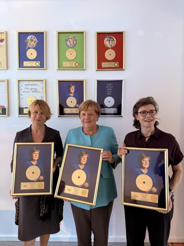 Corinna Harfouch, Angela Merkel und Barbara Meerkötter mit ihren Goldenen Schallplatten
