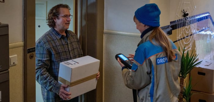 Ralf Prange (Bjarne Mädel) freut sich über den Kontakt mit Paketzustellerin Dörte (Katharina Schubert) 