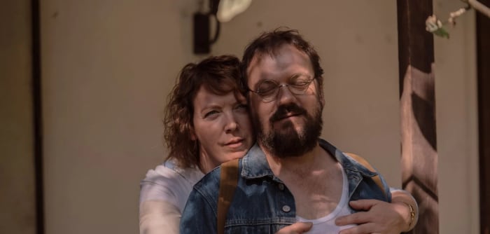 Charly Hübner und Lina Beckmann in liebevoller Umarmung