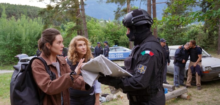 Chiara Schoras als Sonja Schwarz bei den Ermittlungen in den Bergen