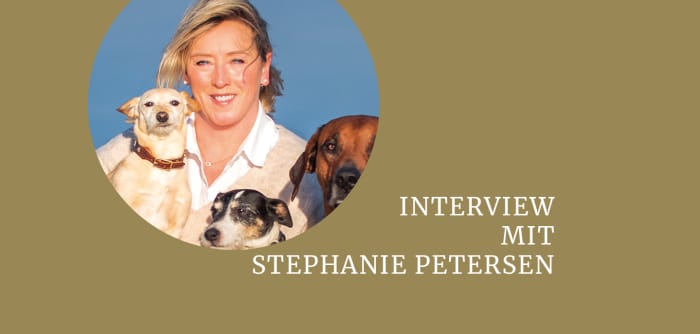 Stephanie Petersen mit ihren drei Hunden, dazu die Überschrift "Interview mit Stephanie Petersen"