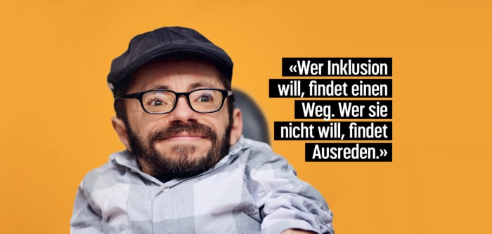 Ein Porträt von Raúl Aguayo-Krauthausen vor orangenem Hintergrund. Er trägt ein weiß-grau kariertes Hemd, eine schwarze Schiebermütze und lächelt. Neben ihm steht ein Zitat von ihm, das zugleich der Titel seines Buches ist: «Wer Inklusion will, findet einen Weg. Wer sie nicht will, findet Ausreden.»