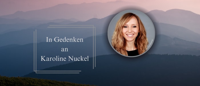 Silhouette von Bergen. Davor der Text "In Gedenken an Karoline Nuckel" und ein Bild der Autorin