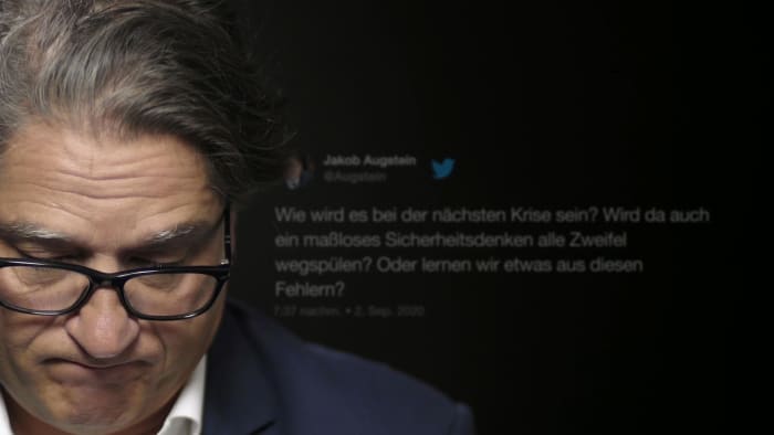 Jakob Augstein liest einen seiner alten Tweets vor