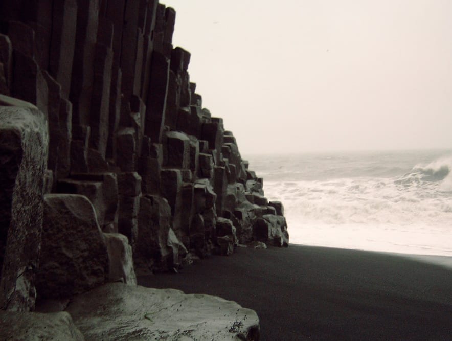 Reynisfjara: Schwarze Klippen und schwarzer Sandstrand vorm tosenden Meer