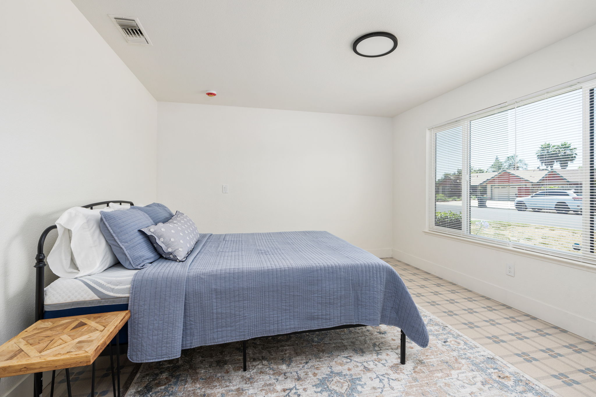 Room for Professional, W/D, Wifi, Parking included photo 5