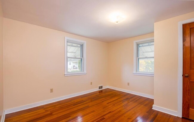 Charming 2-BR Ranch with Spacious Yard in Muhlenbe photo 4
