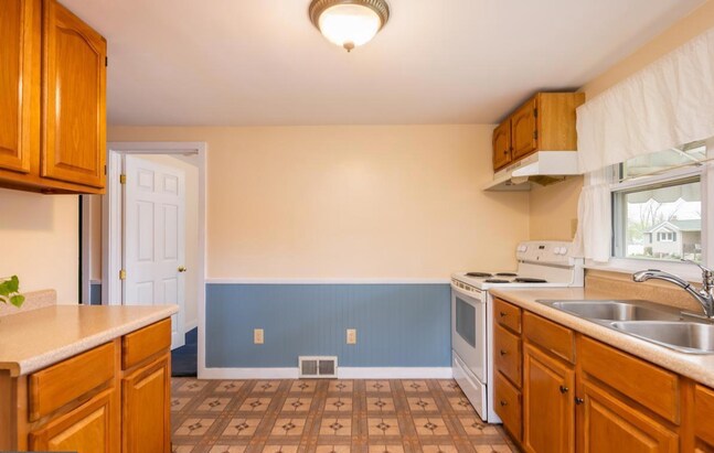 Charming 2-BR Ranch with Spacious Yard in Muhlenbe photo 5