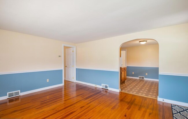 Charming 2-BR Ranch with Spacious Yard in Muhlenbe photo 3