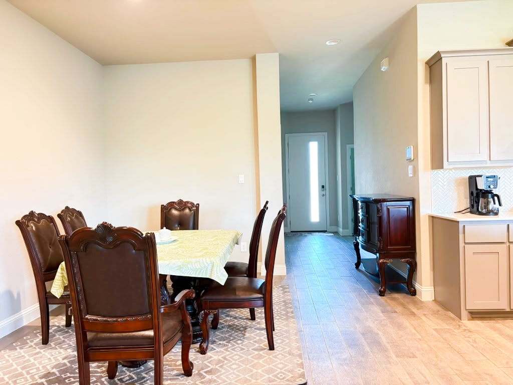 Luxury 5 Bed 3 Bath house Ready for your stay photo 2