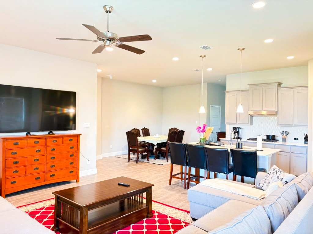 Luxury 5 Bed 3 Bath house Ready for your stay photo 3