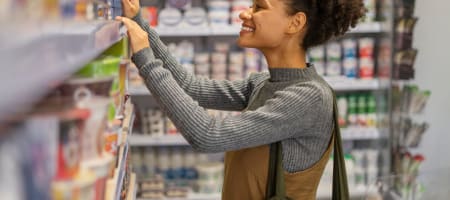 Promotor de vendas e visual merchandiser: qual a diferença e como cada um impacta as vendas do seu supermercado?  