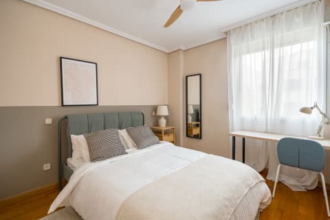 Privékamer met eigen badkamer in coliving in Madrid