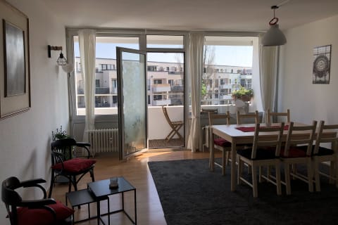 Bright central 3-room apartment with balcony + parking space