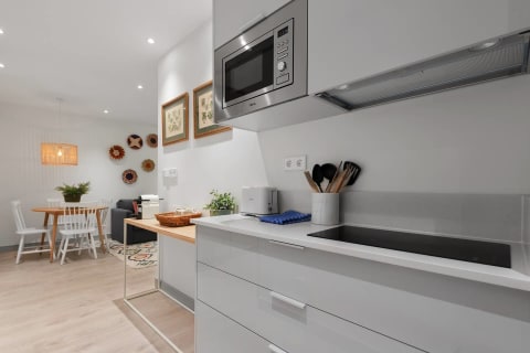 AMUEBLANDO UN PEQUEÑO APARTAMENTO  Cocinas pequeñas para apartamentos,  Cocina renovada, Diseños de cocinas pequeñas